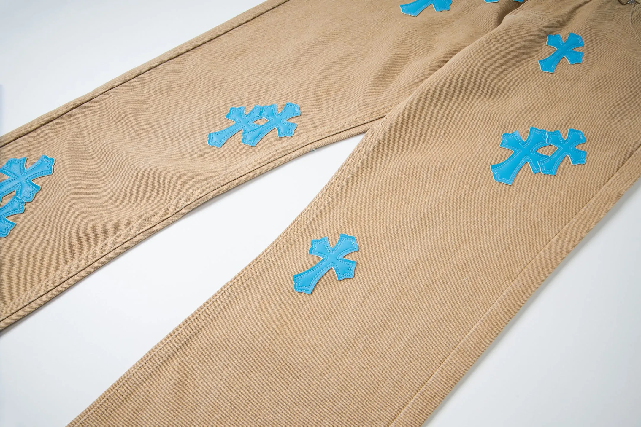 P240 Chrome Hearts 2025 New Light Blue Cross Leather Label Couple Washed Jeans This season’s hot item is sought after by countless celebrities and fashionistas. The neat details of the cutting process add color to the playful fashion! The neat and meticulous design, and the well-fitting structure is unique. The upper body not only has outstanding recognition, but also looks younger and younger. A style with the ultimate wearing meaning and performance, gorgeous color matching, and the craftsmanship of this style is also extremely extraordinary. After the finished product is washed, it is disassembled and hand-made with sheepskin cross leather and then spliced ​​together to complete. The whole piece has too many craftsmanship to describe. It is decorated with patchwork cross flowers and high-waisted washed jeans! ! Absolutely high-end luxury product, a god-level single product, a super popular product, made with top heavy industry, a magic weapon that cannot be missed. Style number: 1867# Size: 28 30 32 34 Color: khaki blue